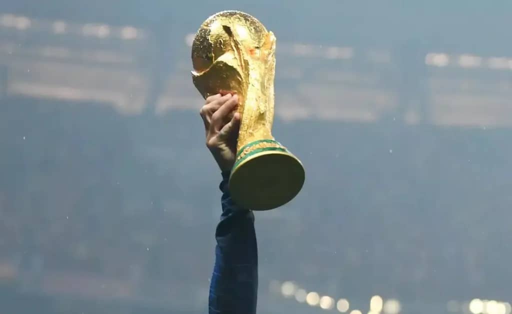 سرقة كأس العالم 1966 - كأس العالم 1966: سرقة الكأس الذهبية وتحليل دور الكلب بيكلز في استع…