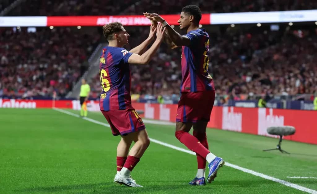 برشلونة يواجه ريال بيتيس بغياب دي يونج وراشفورد: فليك يعتمد على مواهب الرديف